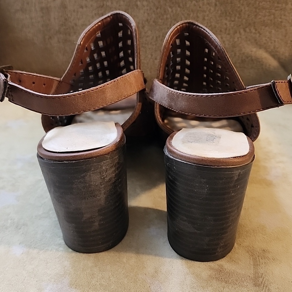 EASY STREET SANDALS Size 8.5 - Picture 5 of 8